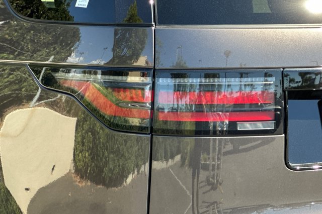 Certified 2025 Land Rover Discovery Dynamic SE AWD/4WD image 25