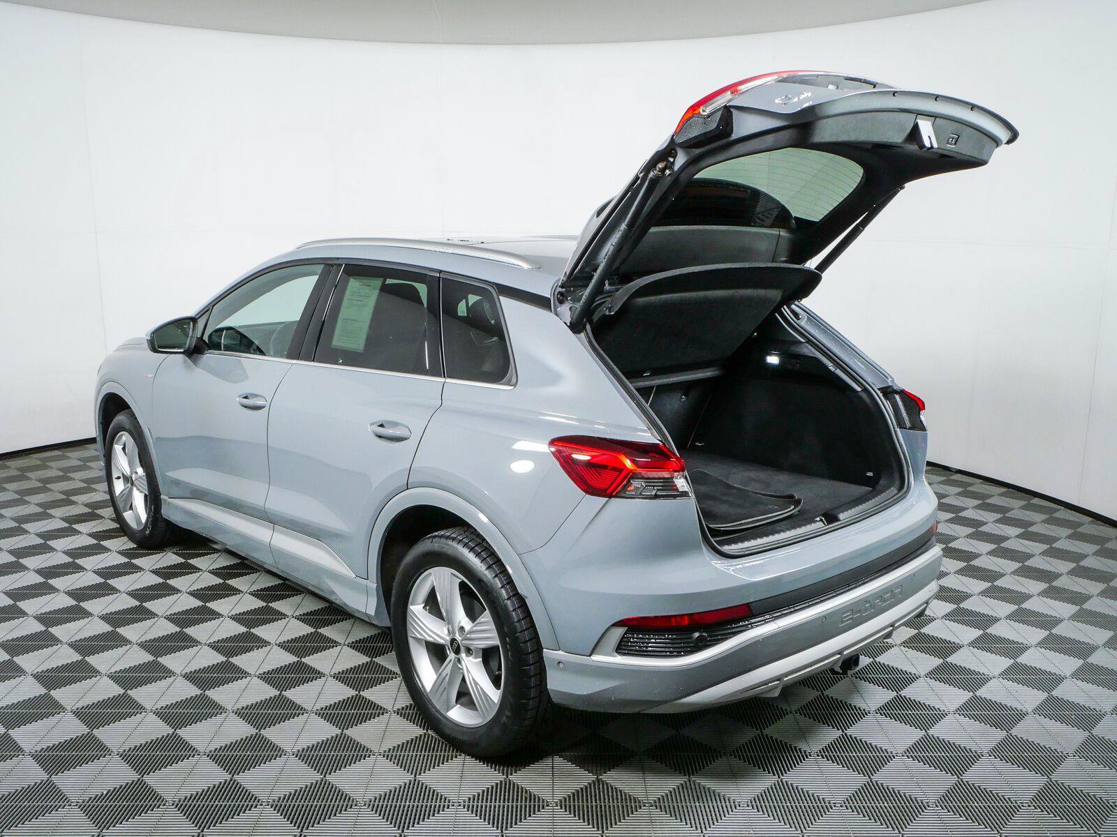 Used 2023 Audi Q4 e-tron Prestige AWD/4WD image 33