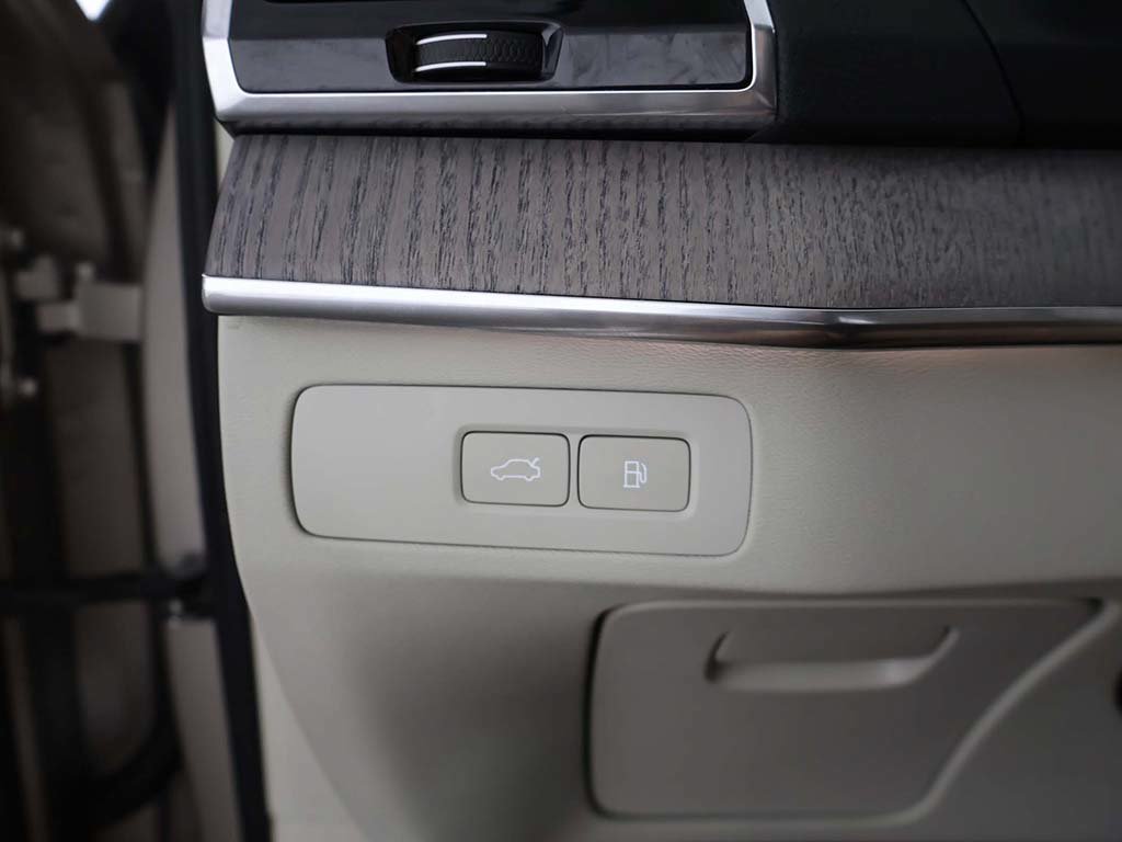 Used 2024 Volvo XC90 T8 Plus w/ Protection Package Premier AWD/4WD image 46