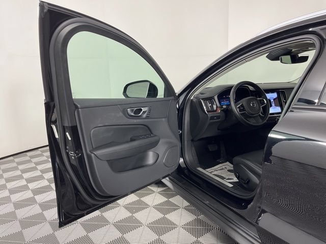 Used 2025 Volvo V60 B5 Cross Country Plus AWD/4WD image 17