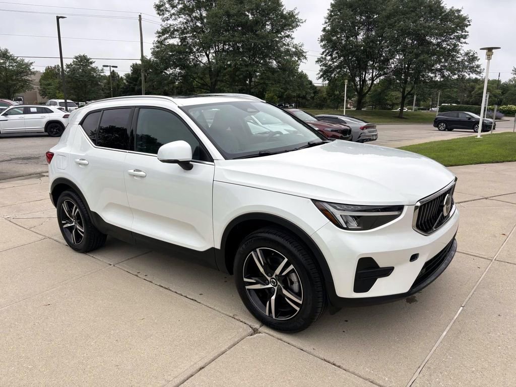Used 2025 Volvo XC40 B5 Core image 1