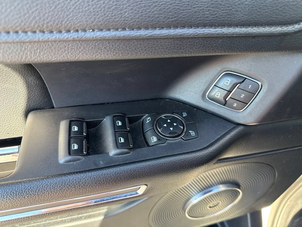 Used 2019 Ford Expedition XLT w/ Equipment Group 202A AWD/4WD image 16