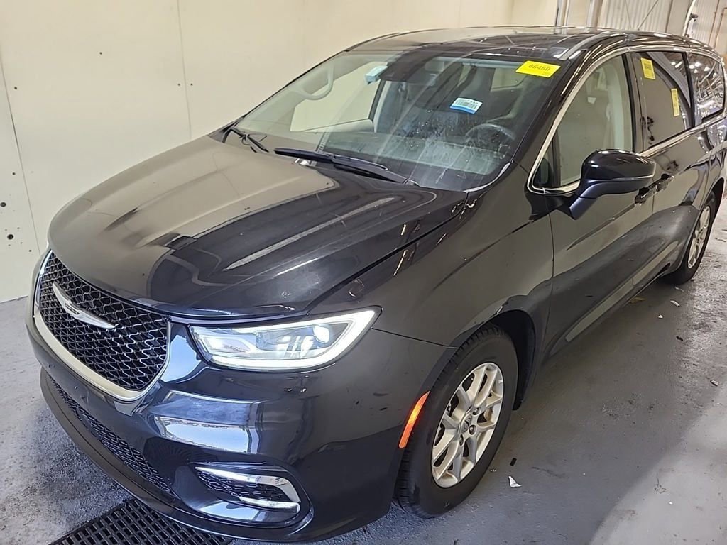 Used 2023 Chrysler Pacifica Touring-L FWD image 2