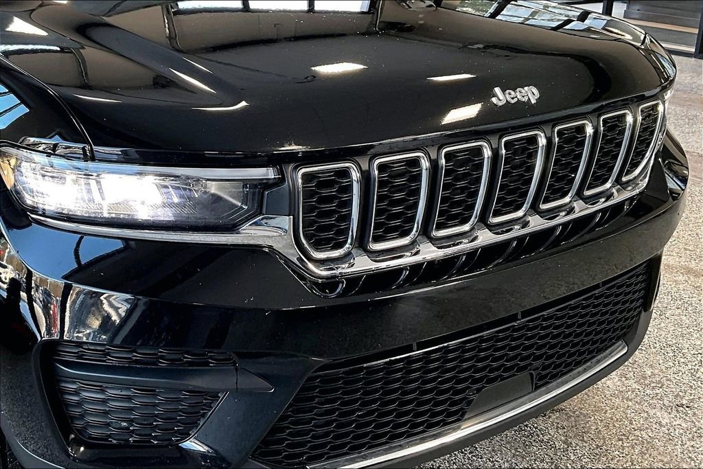 Used 2023 Jeep Grand Cherokee Laredo w/ Luxury Tech Group I image 29