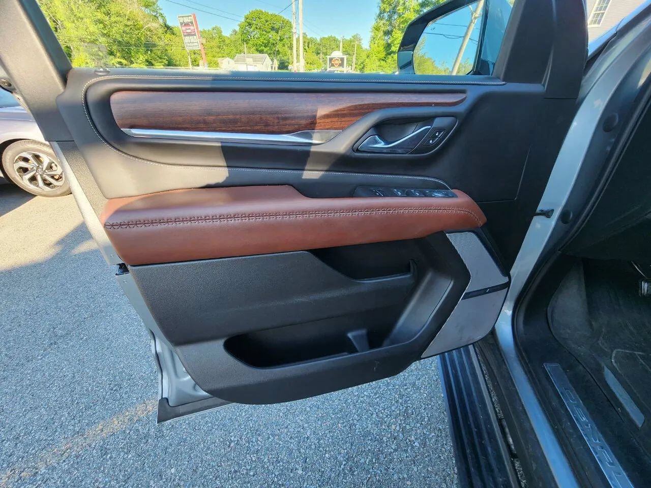 Used 2023 GMC Yukon Denali Ultimate AWD/4WD image 11