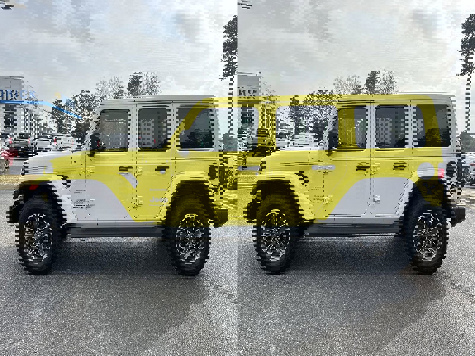 Used 2023 Jeep Wrangler Sahara image 6