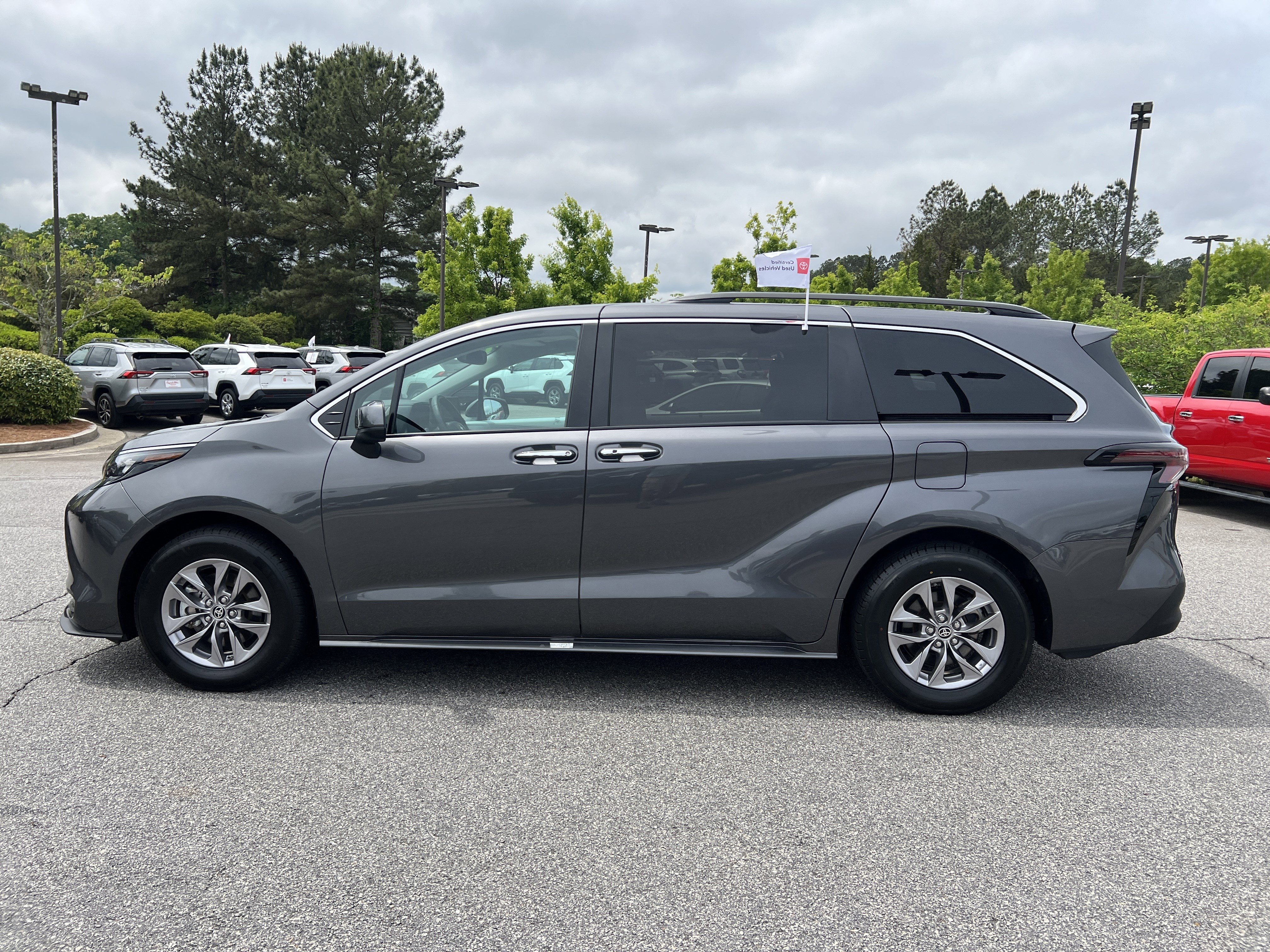 Certified 2025 Toyota Sienna XLE FWD image 17