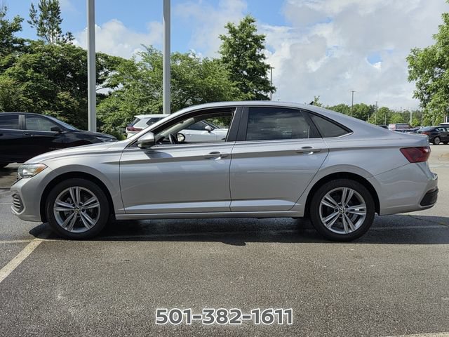 Used 2024 Volkswagen Jetta SE w/ Panoramic Sunroof Package FWD image 2
