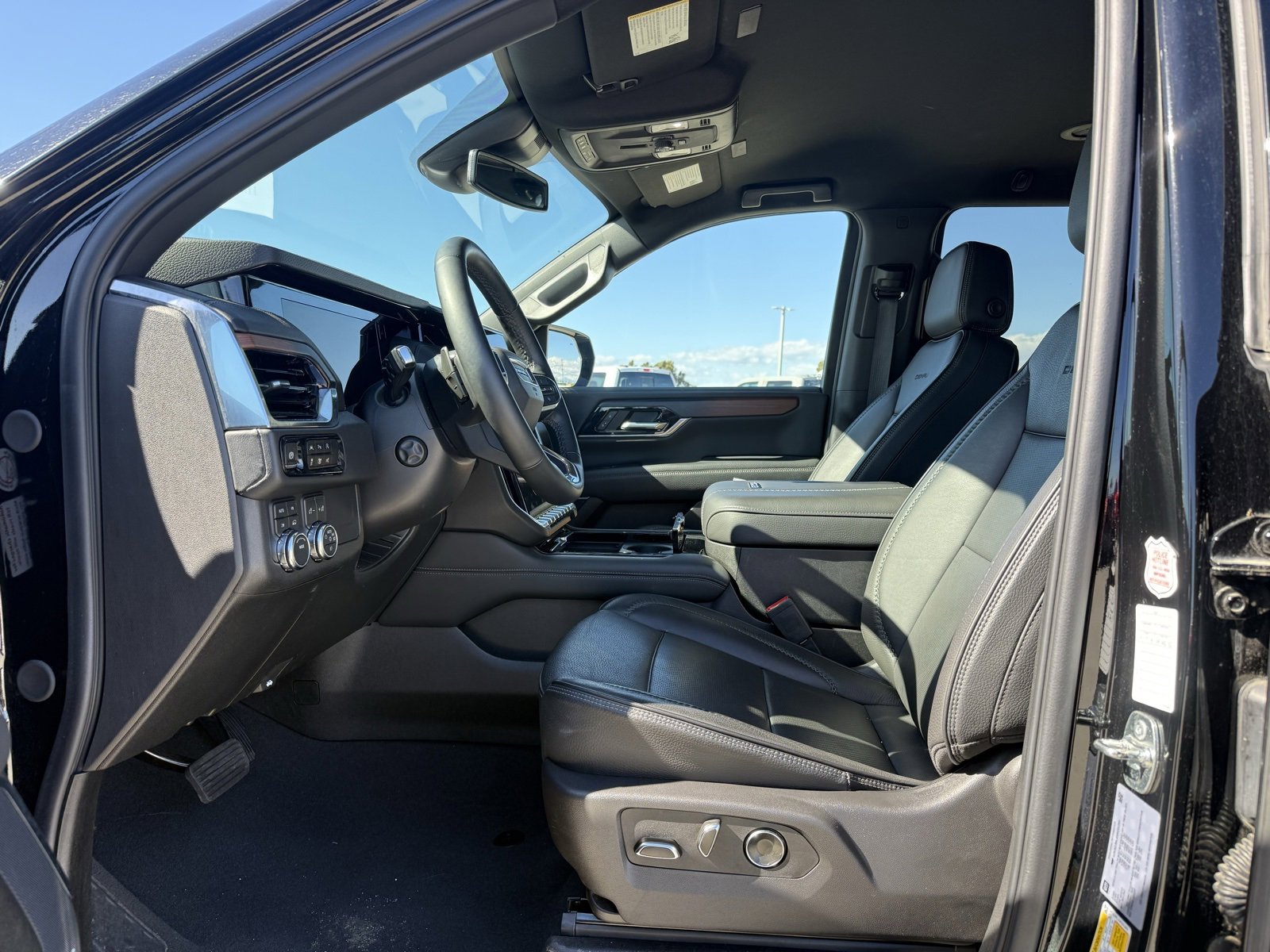 Used 2025 GMC Yukon XL Denali image 5