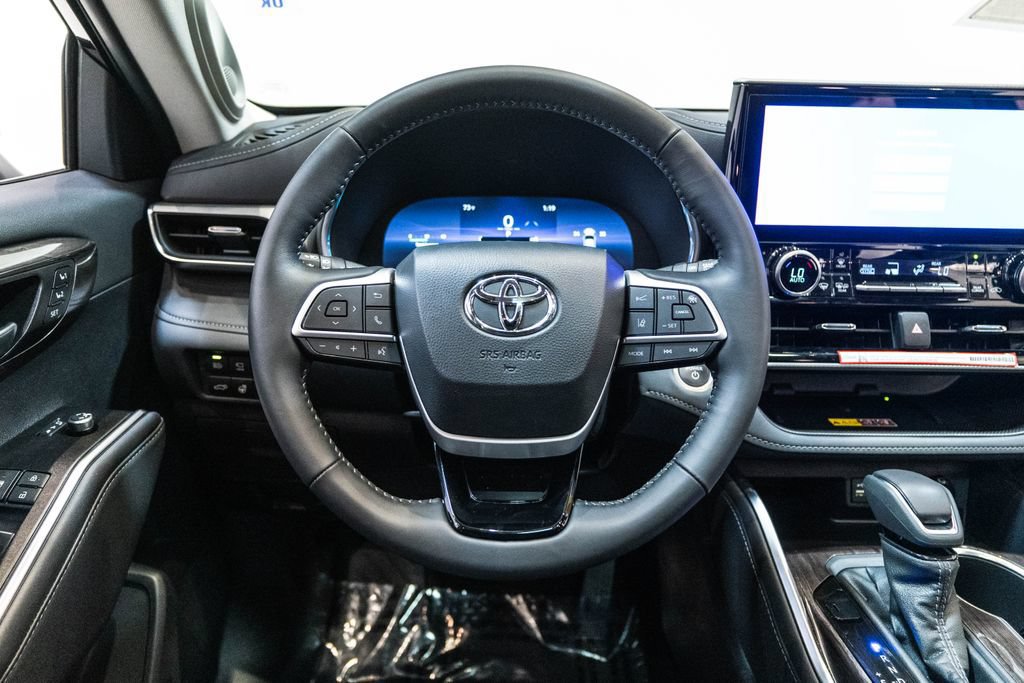 Certified 2026 Toyota Highlander Platinum AWD/4WD image 17
