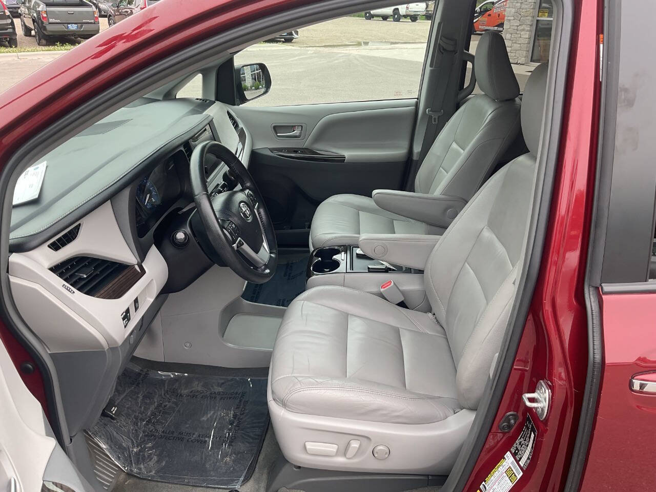 Used 2015 Toyota Sienna XLE FWD image 13