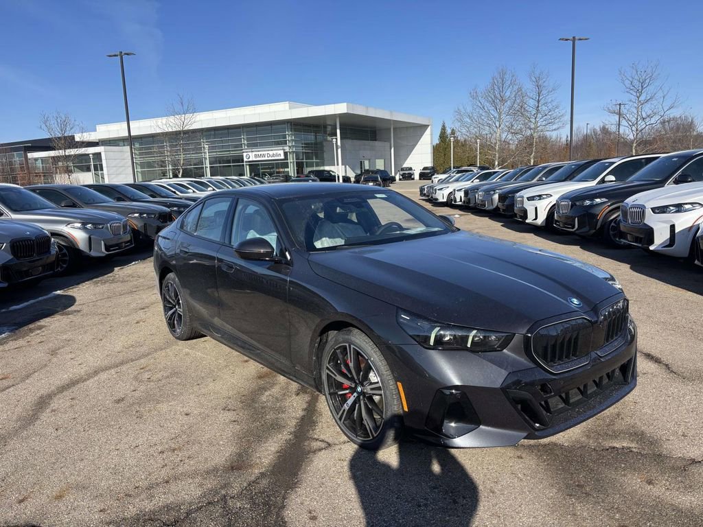 New 2026 BMW 550e xDrive image 1