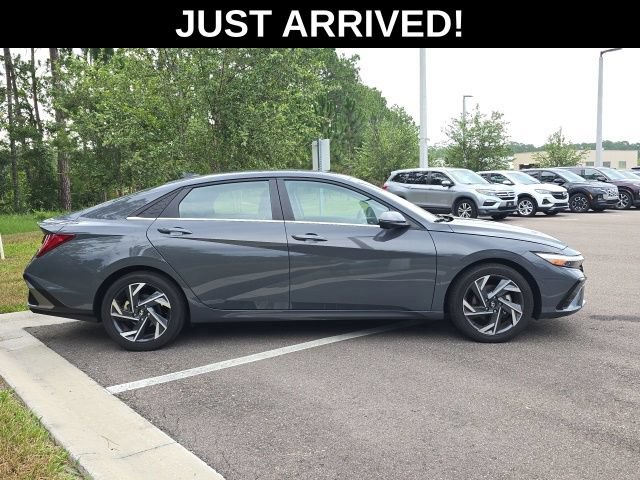 Certified 2024 Hyundai Elantra Limited FWD image 3