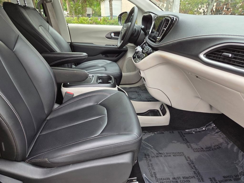 Used 2024 Chrysler Pacifica Select image 10