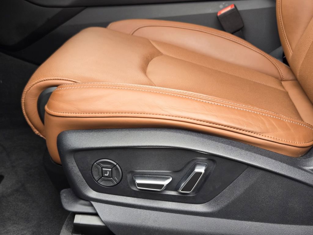 Certified 2025 Audi Q8 Prestige image 31