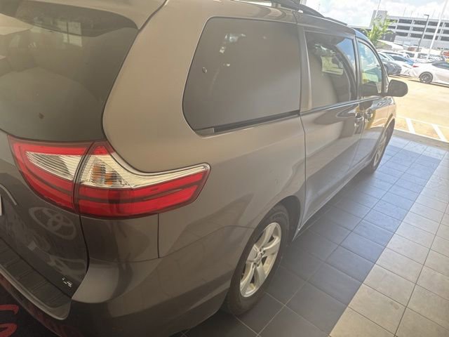 Used 2017 Toyota Sienna LE FWD image 6