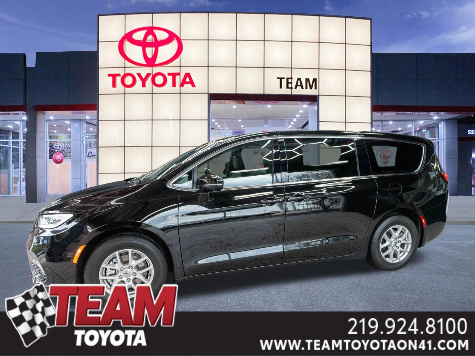 Used 2025 Chrysler Pacifica Select