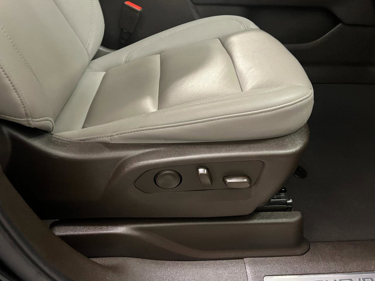 Used 2025 Chevrolet Suburban LT image 35