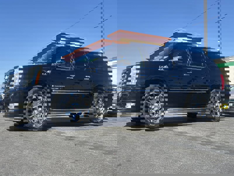 Used 2009 Cadillac Escalade ESV AWD image 2