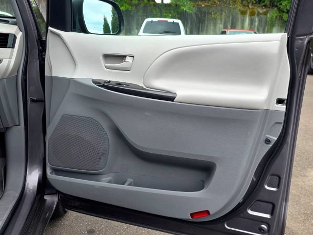 Used 2014 Toyota Sienna LE AWD/4WD image 51