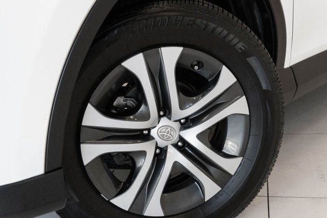 Used 2018 Toyota RAV4 LE image 2