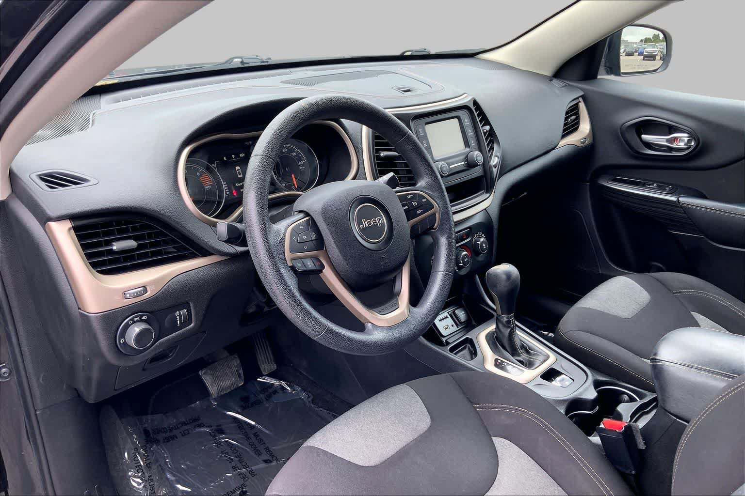 Used 2016 Jeep Cherokee Sport FWD image 17