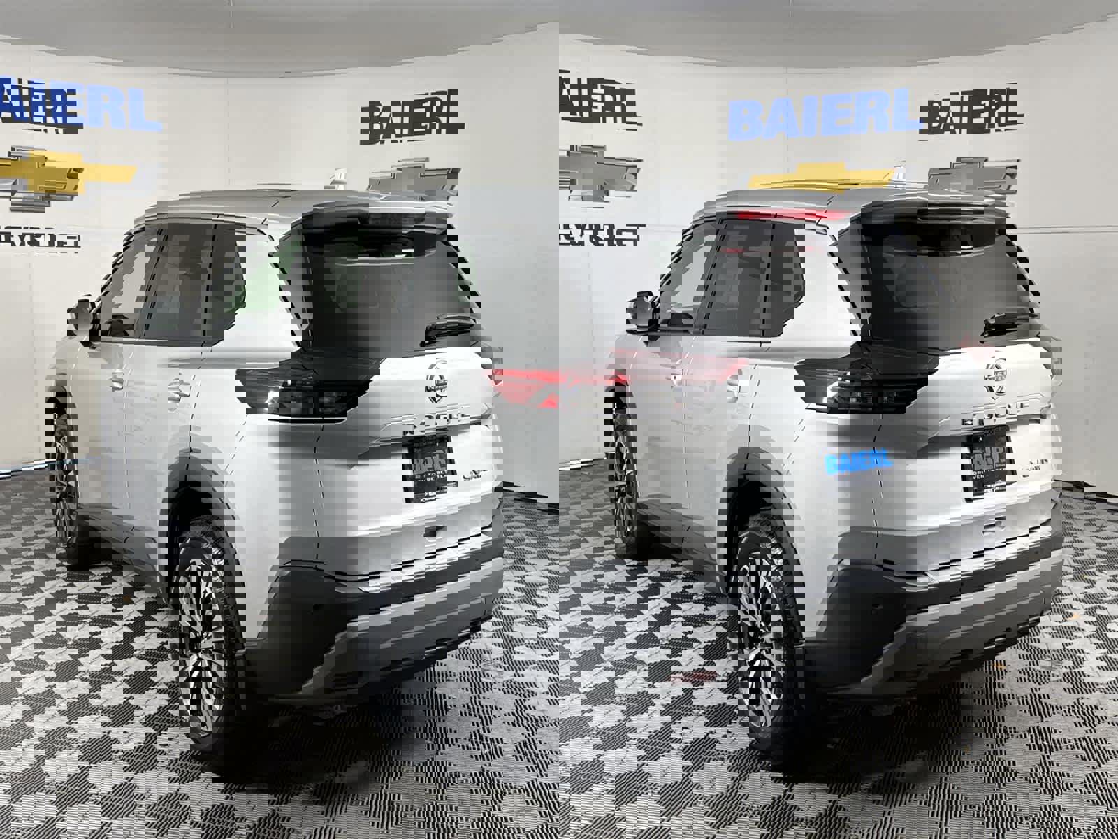 Used 2022 Nissan Rogue SV image 3