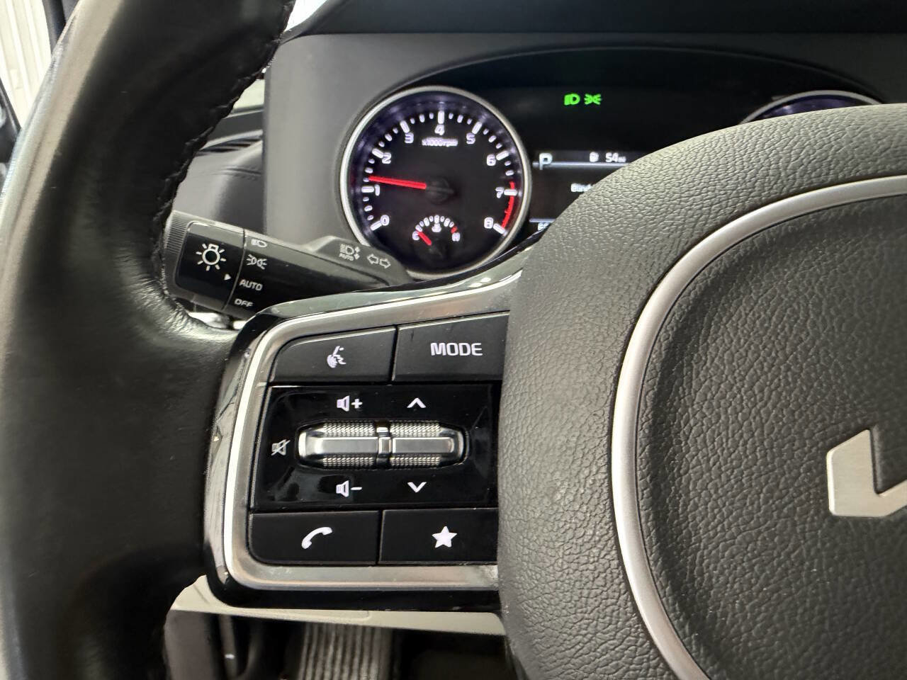 Used 2023 Kia Carnival LX FWD image 18