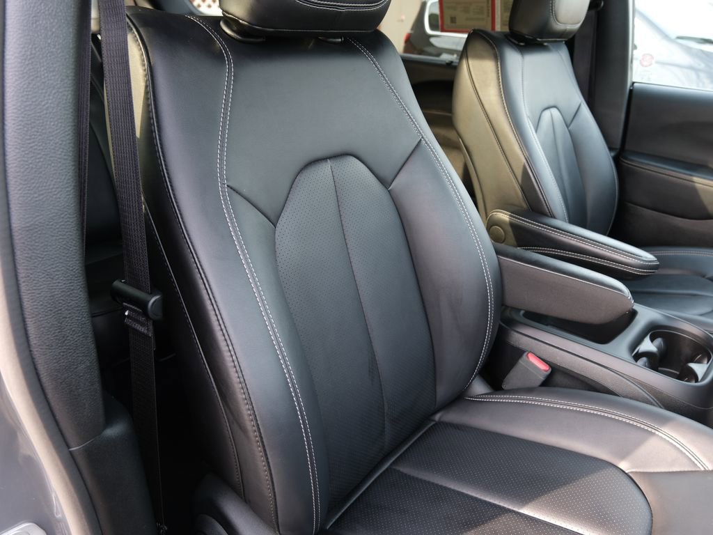 Used 2025 Chrysler Pacifica Select image 30