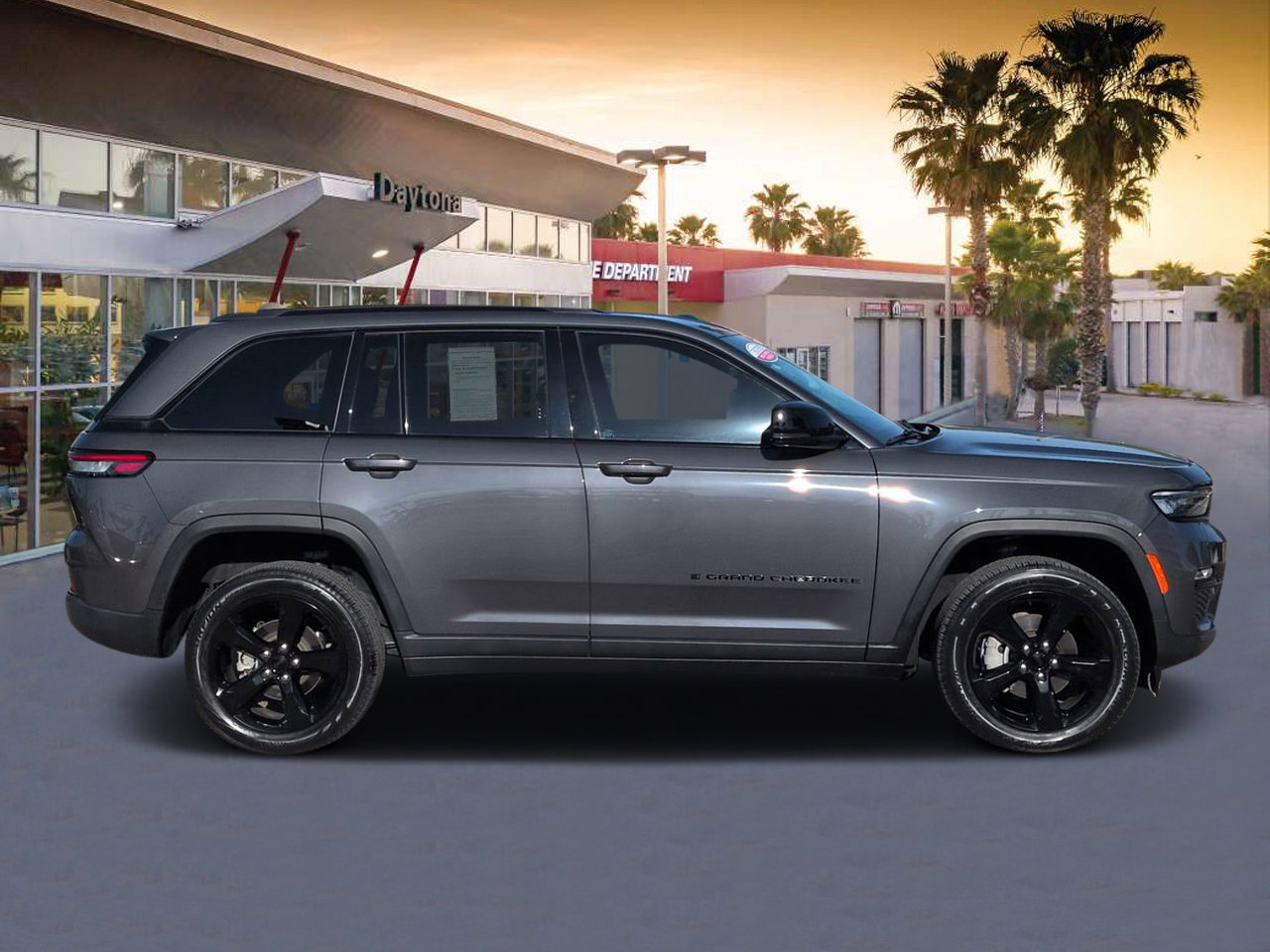 Used 2023 Jeep Grand Cherokee Limited w/ Black Appearance Package image 2