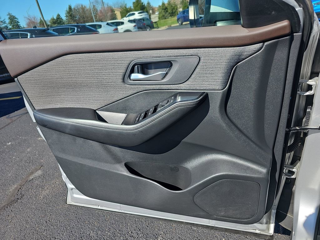 Used 2022 Nissan Rogue SV image 25