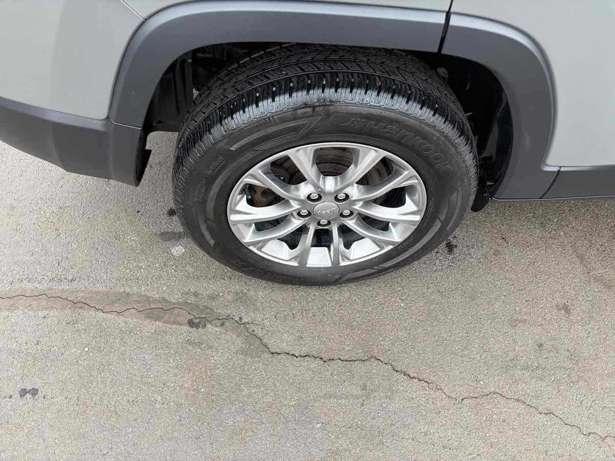 Used 2019 Jeep Cherokee Latitude Plus w/ Cold Weather Group AWD/4WD image 33