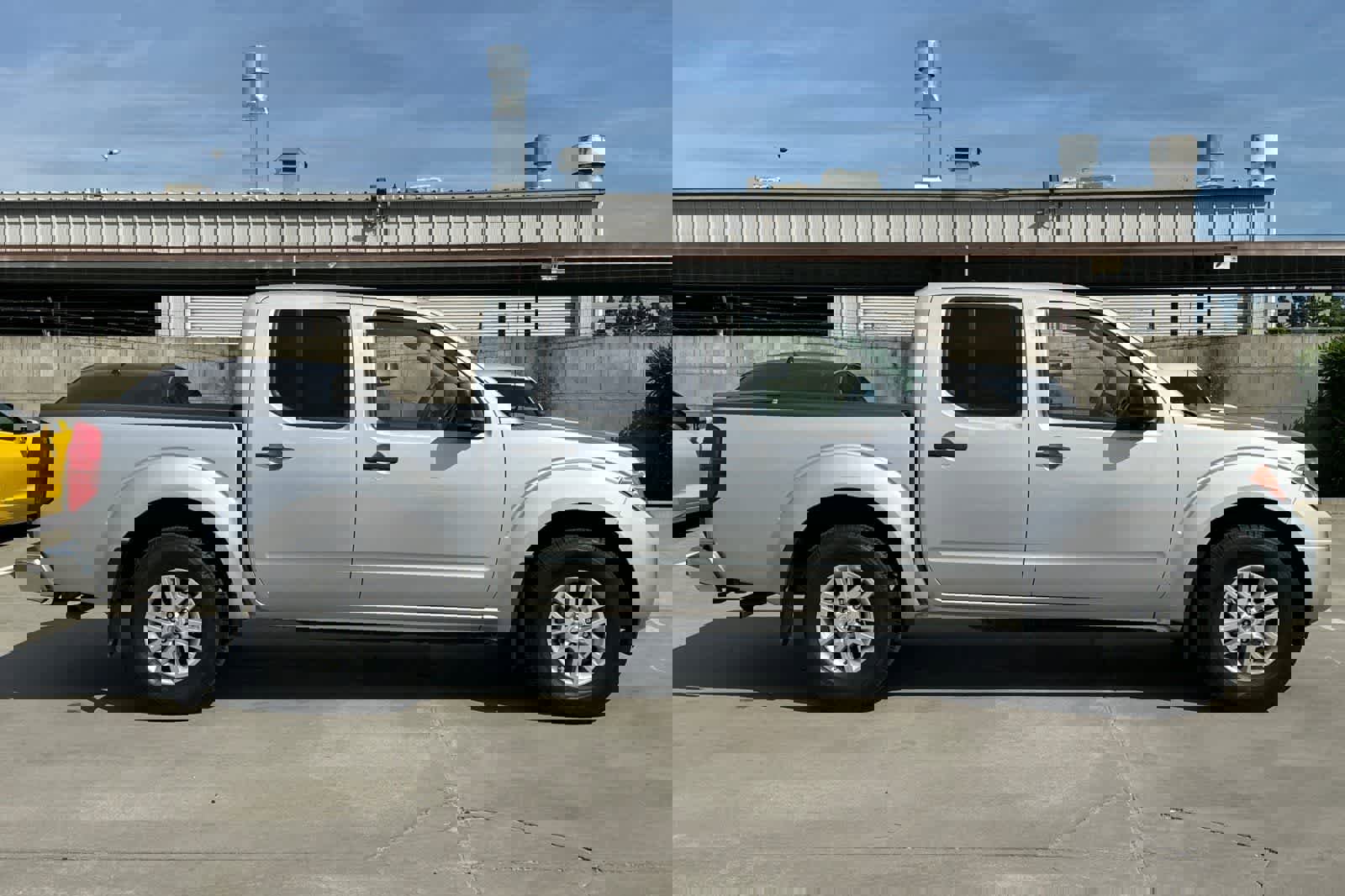 Used 2017 Nissan Frontier SV image 9