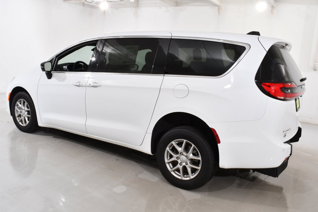 Used 2026 Chrysler Pacifica Select FWD image 16