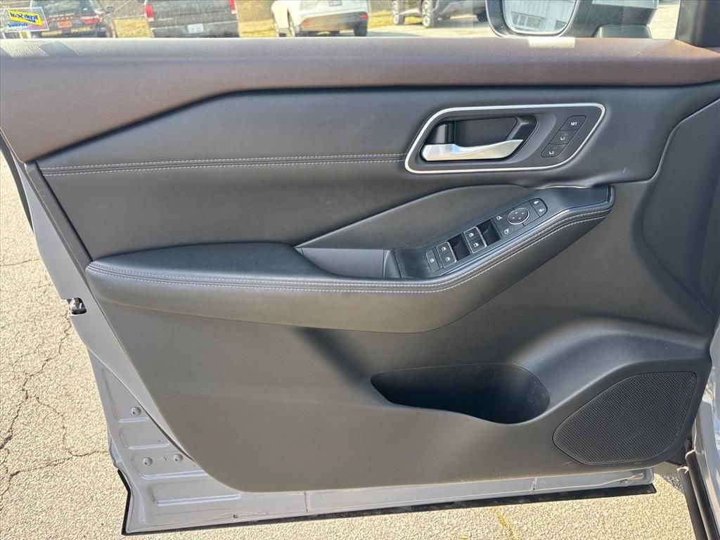 Used 2021 Nissan Rogue SL w/ Premium Package image 9