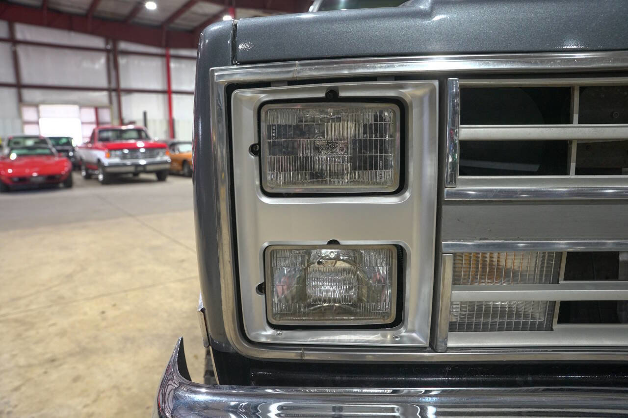 Used 1987 Chevrolet Suburban 4WD image 35