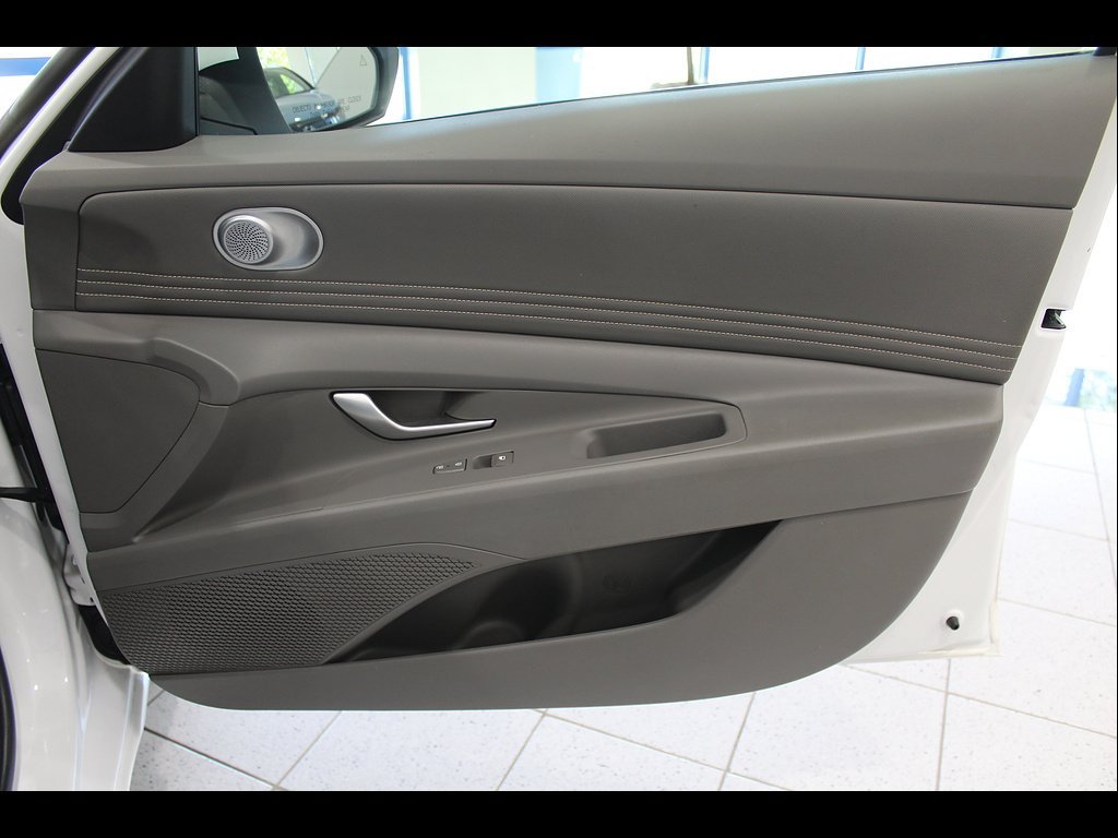 Used 2025 Hyundai Elantra SEL FWD image 25
