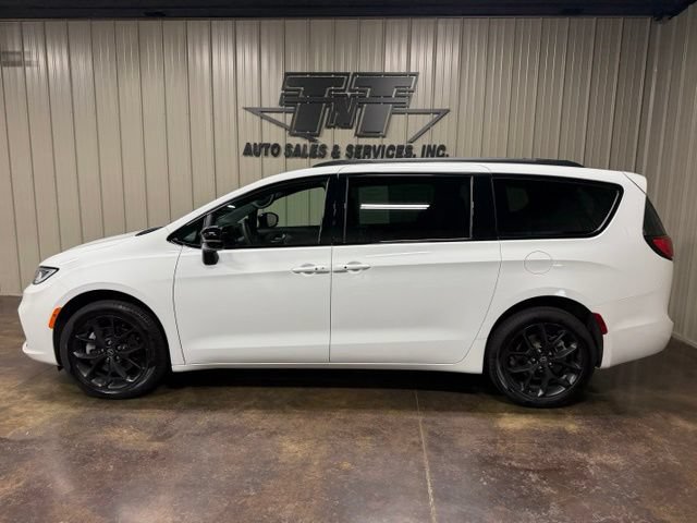 Used 2025 Chrysler Pacifica Limited AWD/4WD image 3