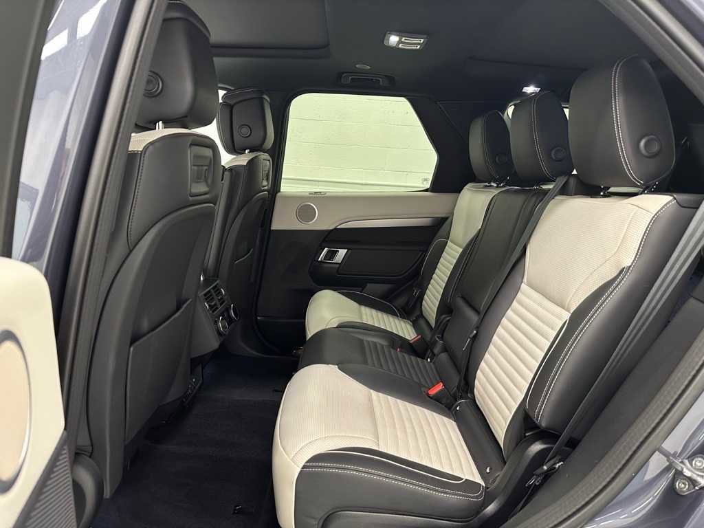 Used 2024 Land Rover Discovery Dynamic SE AWD/4WD image 15
