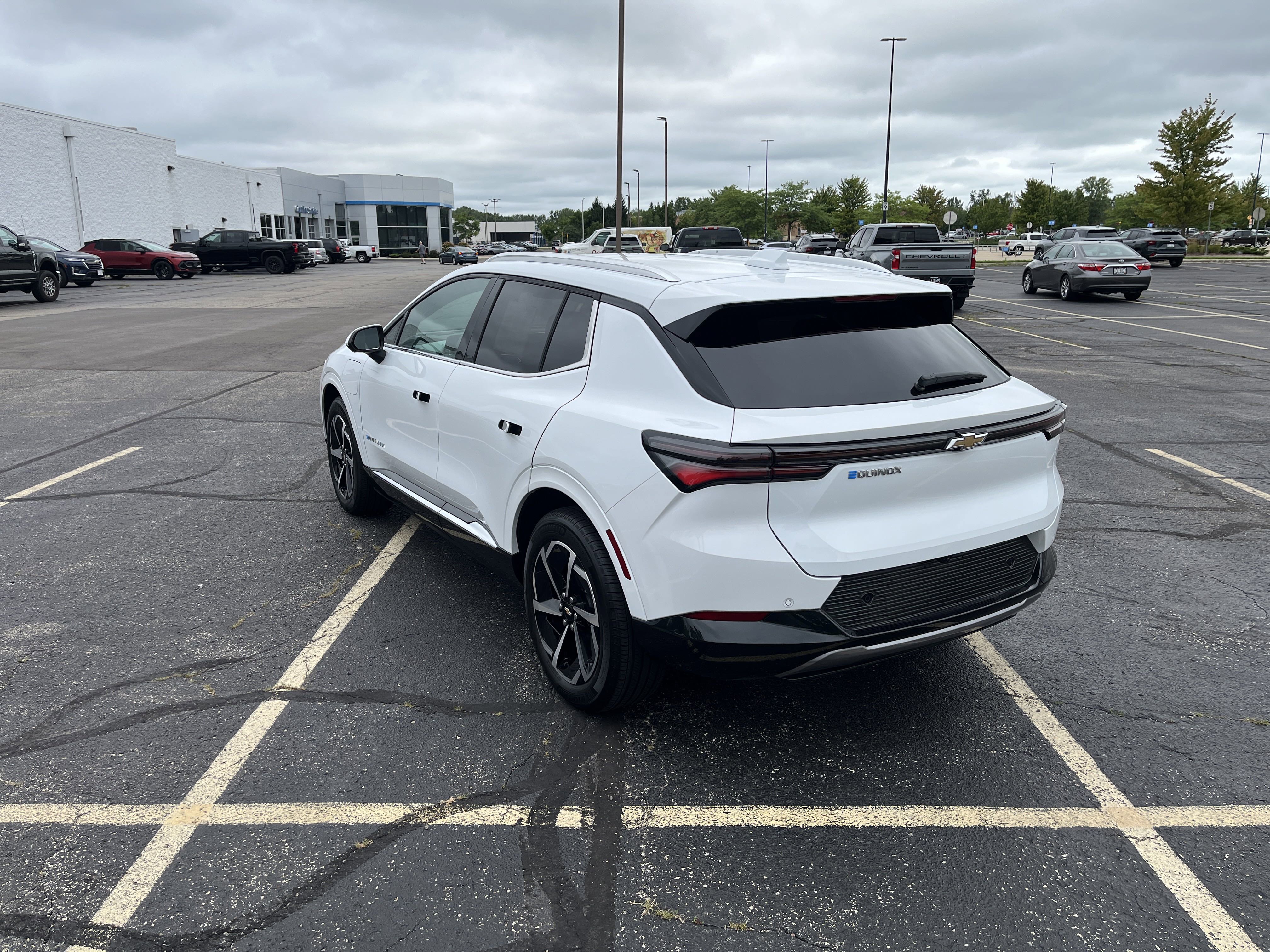 Used 2025 Chevrolet Equinox EV LT w/ Convenience Package image 4