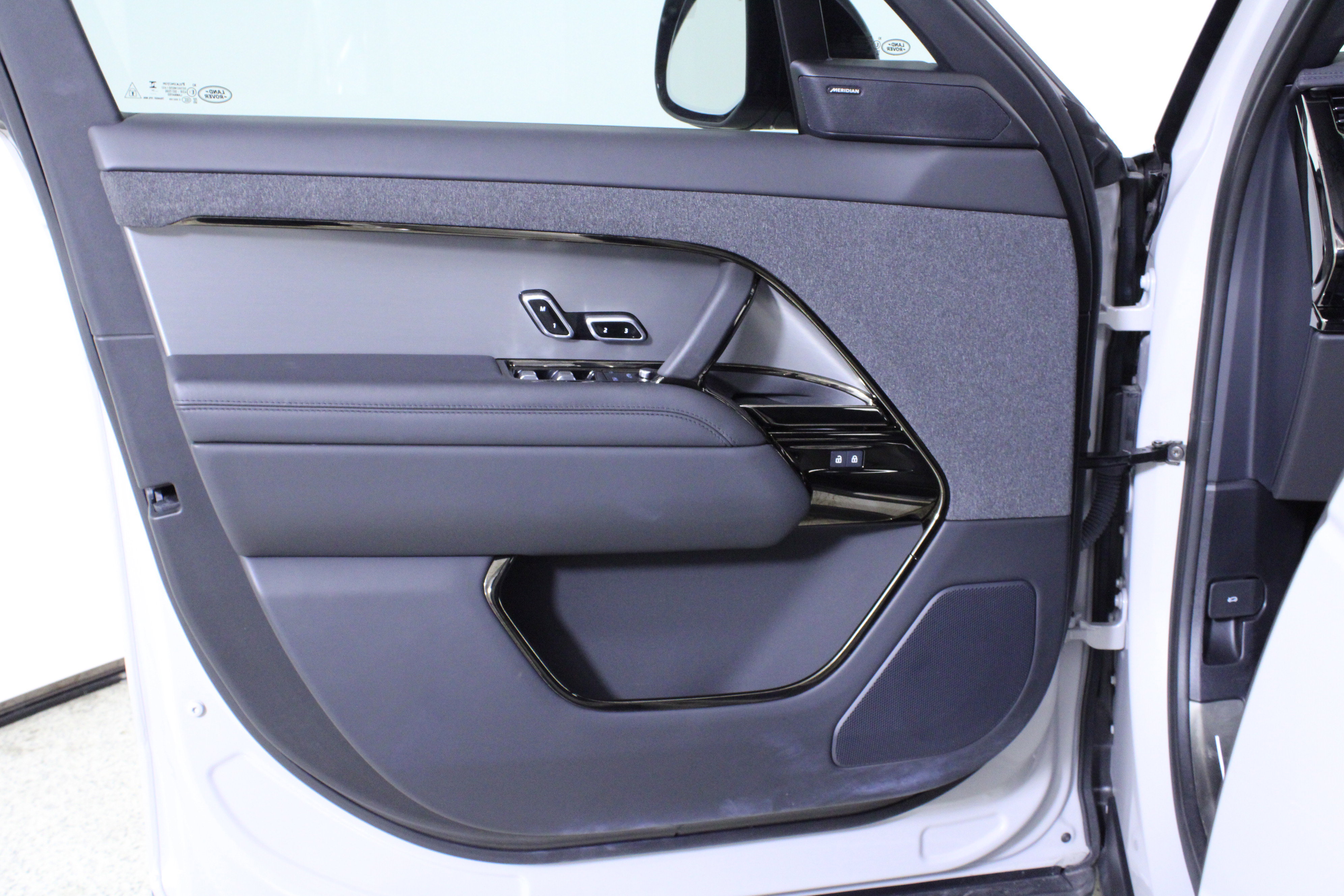 Used 2025 Land Rover Range Rover Sport Dynamic SE image 19