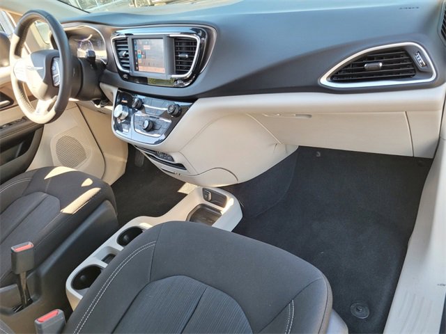 Used 2023 Chrysler Voyager LX image 17