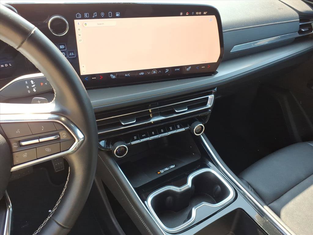 Used 2025 Chevrolet Traverse LT FWD image 31