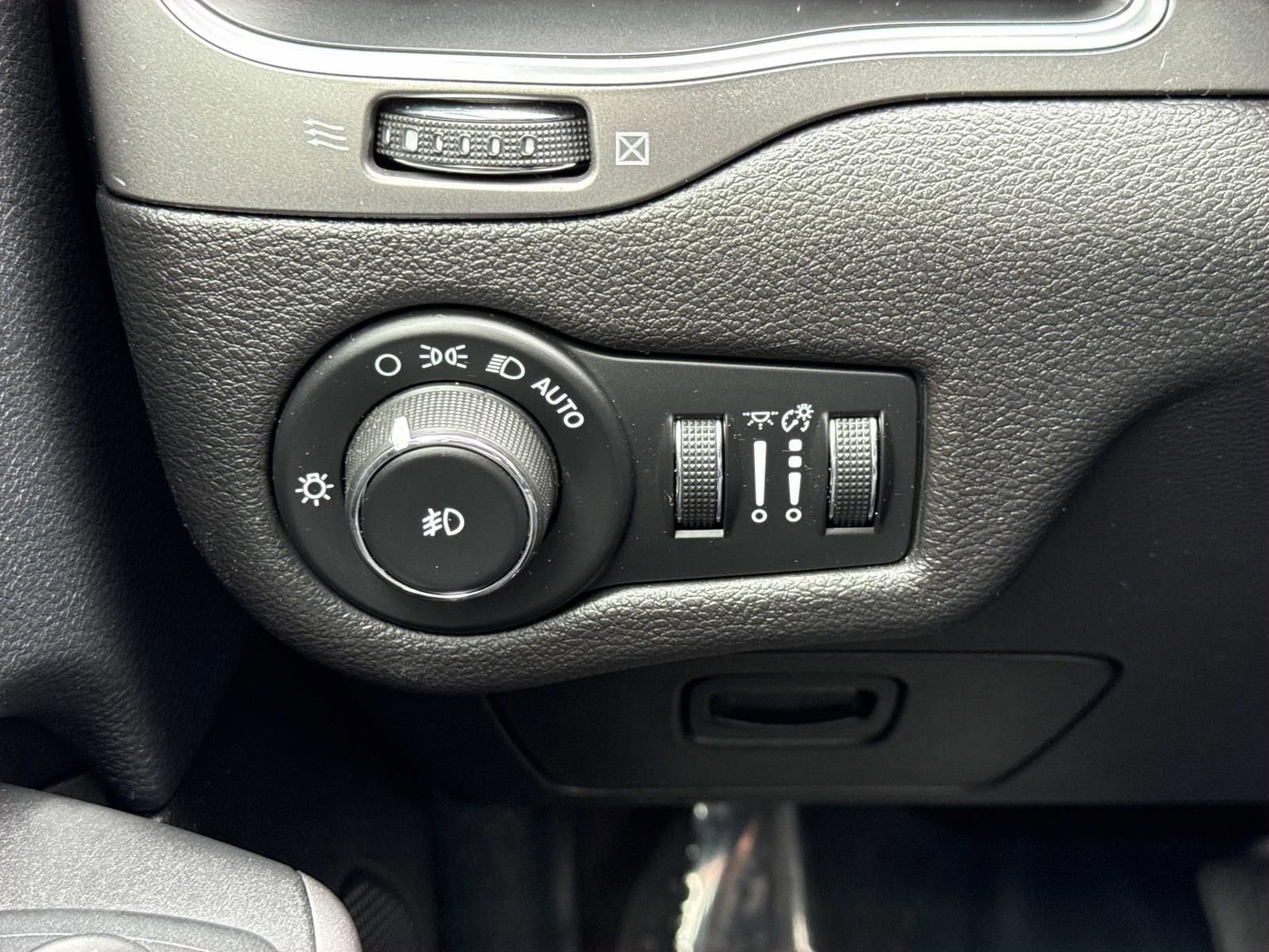 Used 2019 Jeep Cherokee Latitude Plus image 19