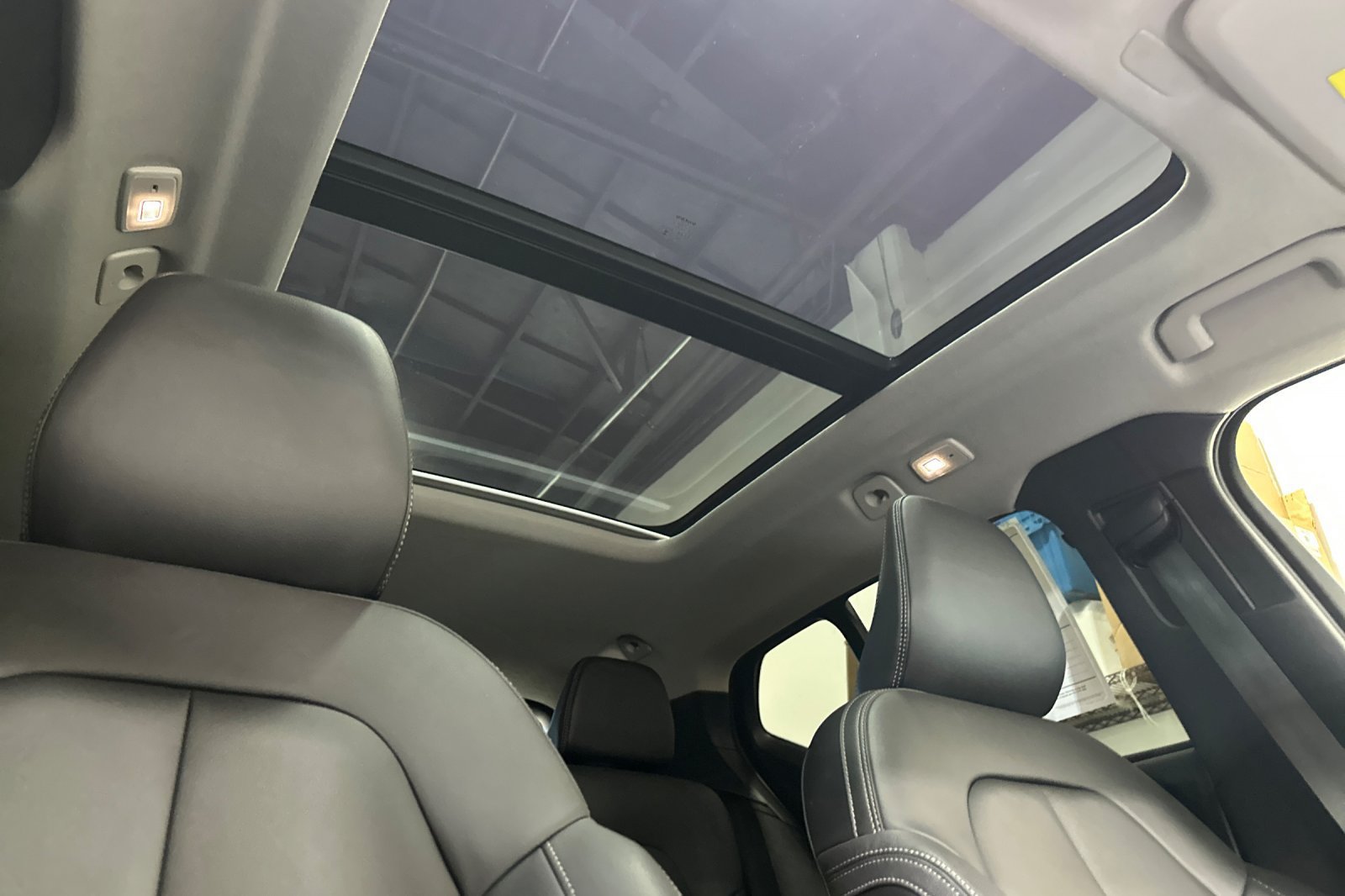 Certified 2025 Volvo XC40 B5 Ultra AWD/4WD image 20