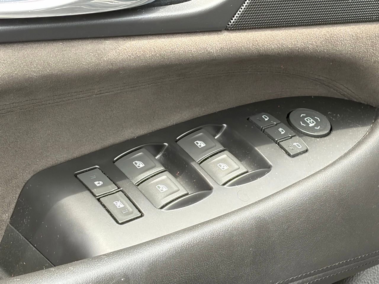 Used 2018 Cadillac Escalade ESV Platinum AWD/4WD image 5