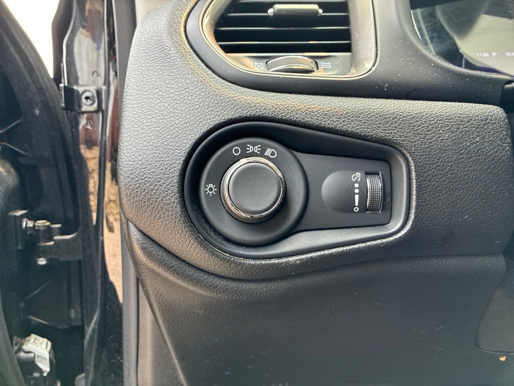 Used 2023 Jeep Renegade Latitude AWD/4WD image 15