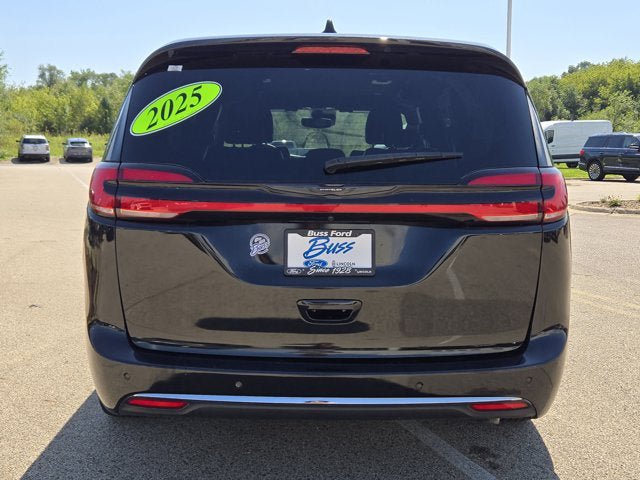 Used 2025 Chrysler Pacifica Select FWD image 11