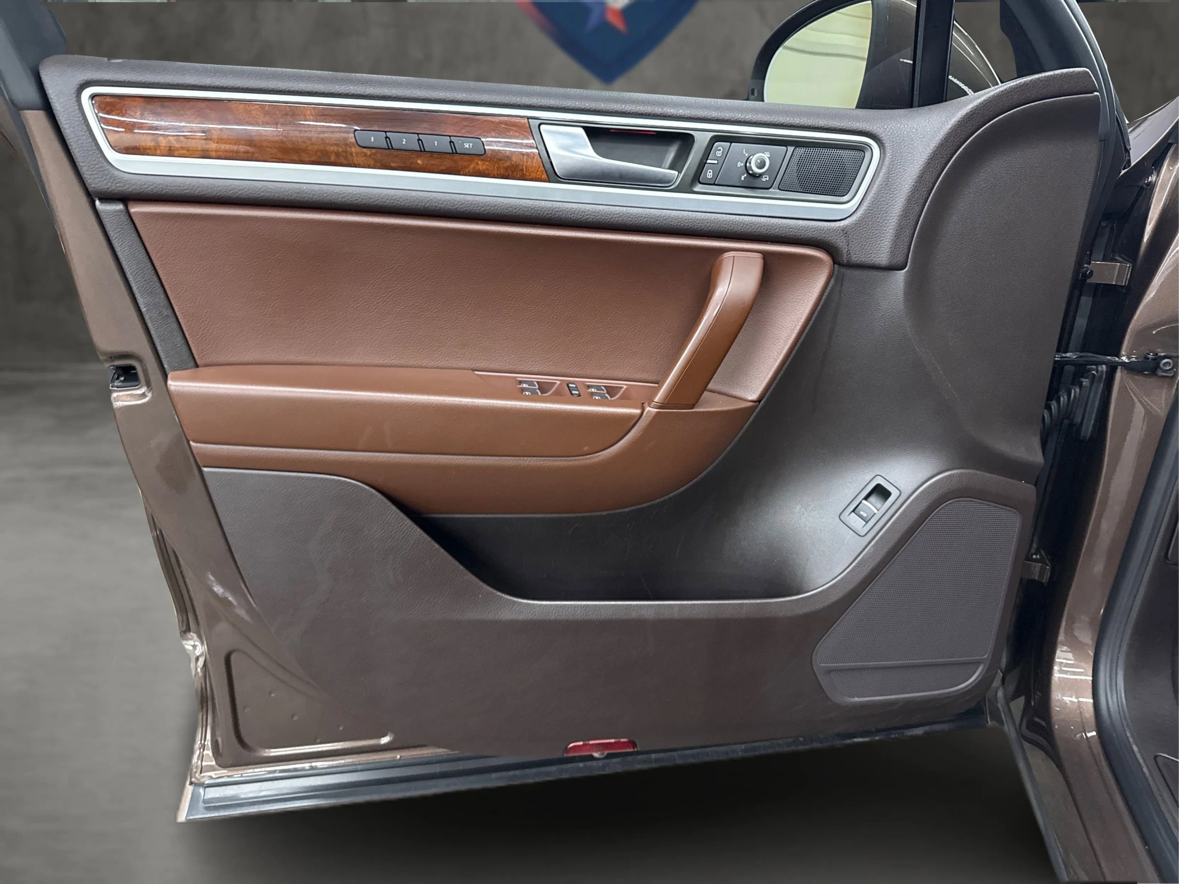 Used 2013 Volkswagen Touareg TDI image 38