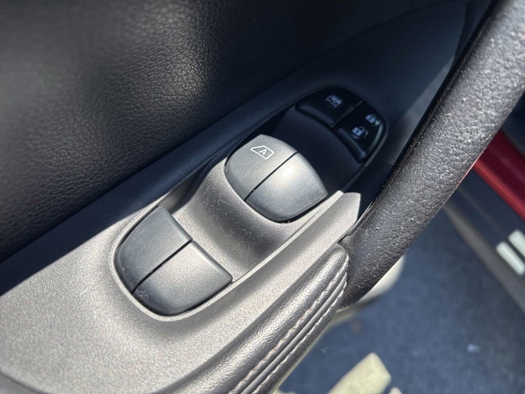 Used 2017 Nissan Rogue SV AWD/4WD image 23